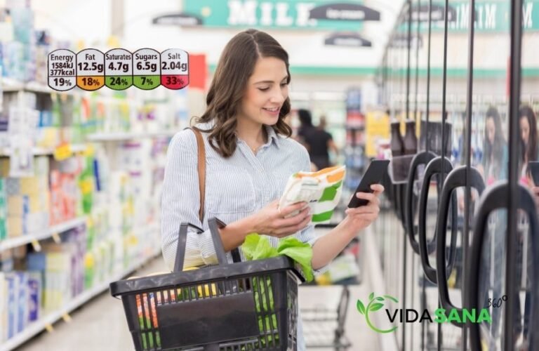 mujer leyendo etiqueta alimento