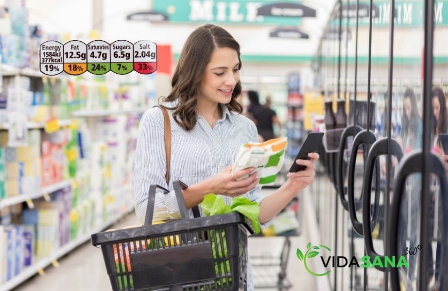 mujer leyendo etiqueta alimento